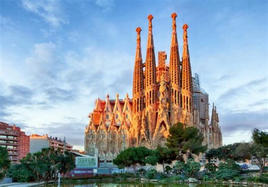 Barcelona: Sagrada Família Guided Tour and Entry Tickets - Inside Gaudí’s forest of columns