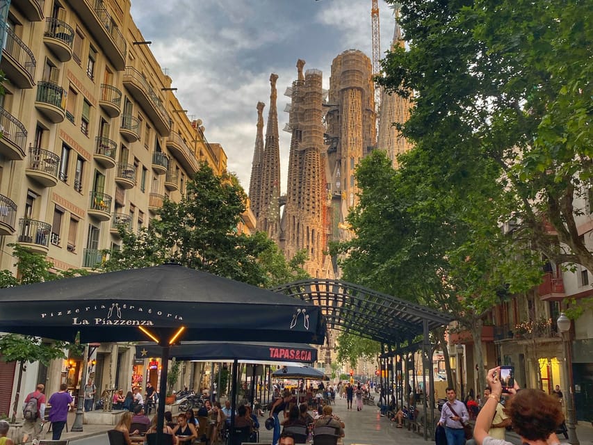 Barcelona: Sagrada Família Guided Tour and Entry Tickets - Clothing, access, and timing rules