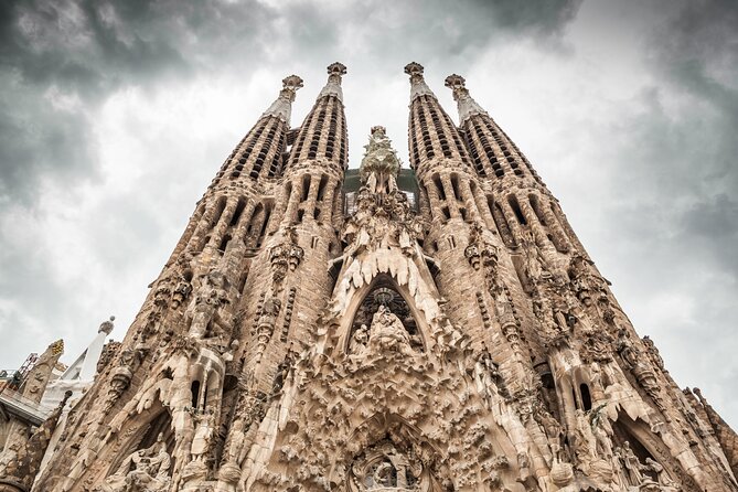 Barcelona: Sagrada Familia Guided Tour with Fast Track Access - Gaudí’s unfinished mission and the construction story
