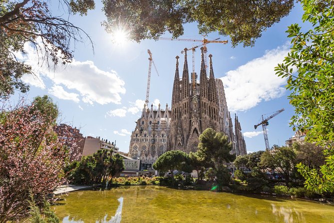 Barcelona: Sagrada Familia Guided Tour with Fast Track Access - What the 75-minute schedule really means