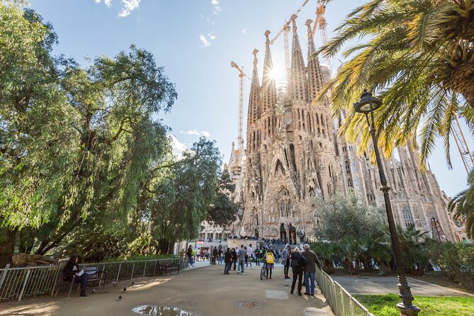 Barcelona: Sagrada Familia Guided Tour with Fast Track Access - Price and the value of context