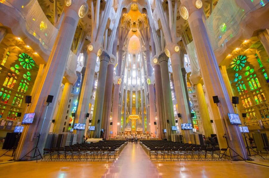 Barcelona: Sagrada Familia Guided Tour with Skip the Line - Seeing Gaudí’s facades and interior