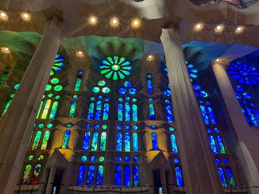 Barcelona: Sagrada Familia Guided Tour with Skip the Line - What the 75 to 90 minutes really gives you