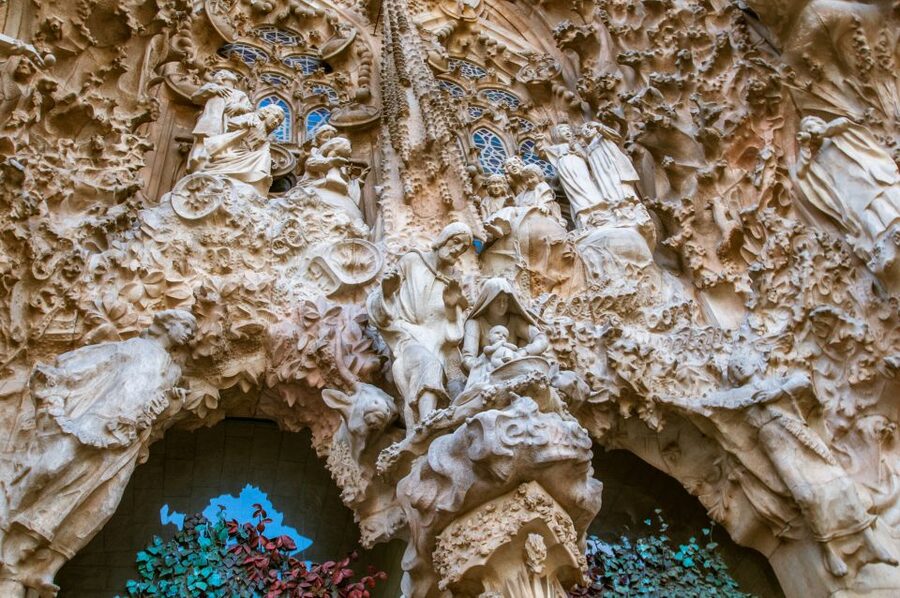 Barcelona: Sagrada Familia Guided Tour with Tower Access - Should you book it?