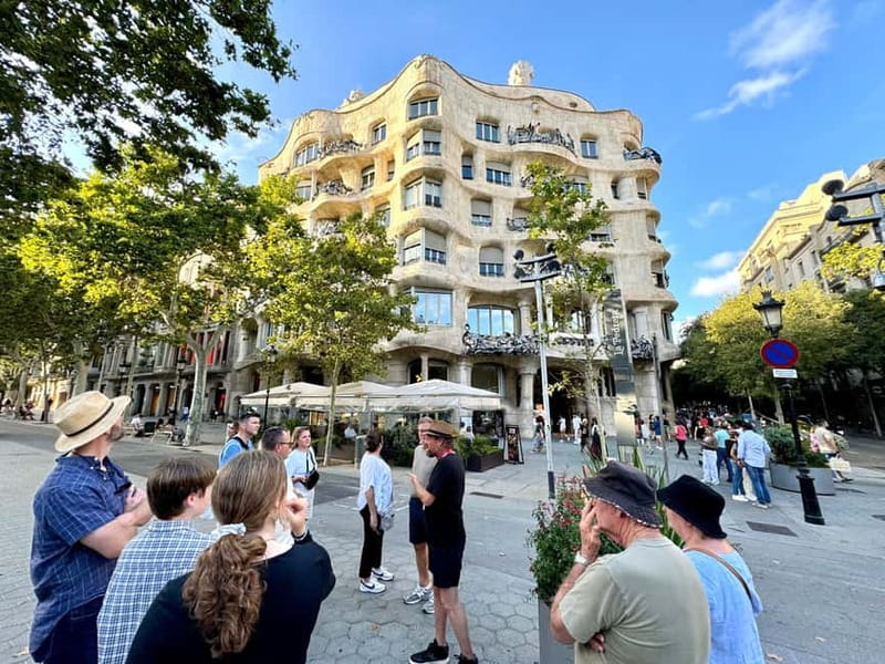 Barcelona: Sagrada Familia, La Pedrera & Cava Tasting Tour - A 30-minute cava pause