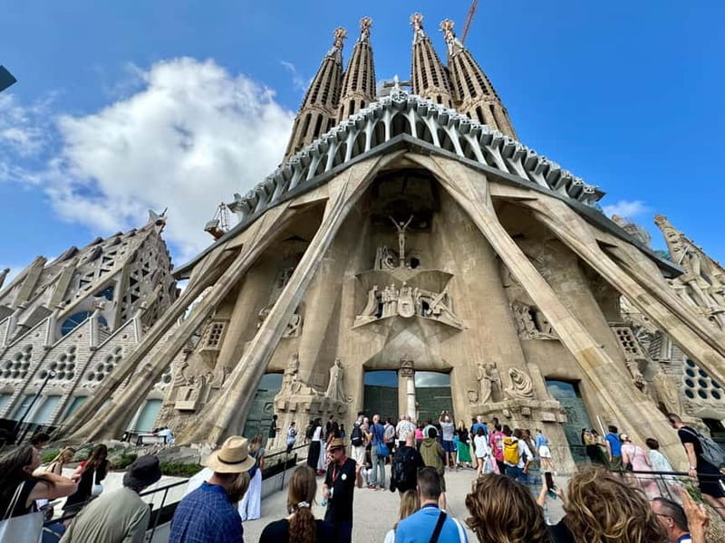 Barcelona: Sagrada Familia, La Pedrera & Cava Tasting Tour - Entering Sagrada Familia with a guide