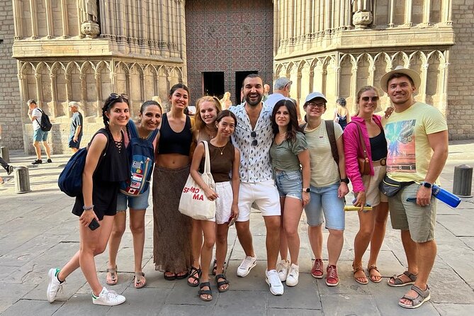Barcelona: Sagrada Familia, Modernism and Gothic Quarter - The walking pace and group experience