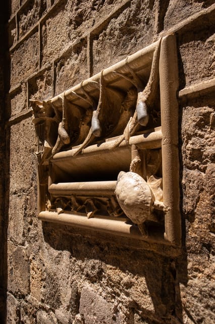 Barcelona: Sagrada Familia, Modernism, and Old Town Tour - Group size, languages, and guide style