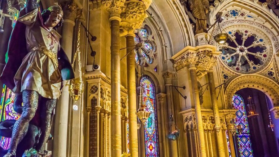 Barcelona: Sagrada Familia & Montserrat Full-Day with Pickup - Walking Barcelona’s Gothic Quarter