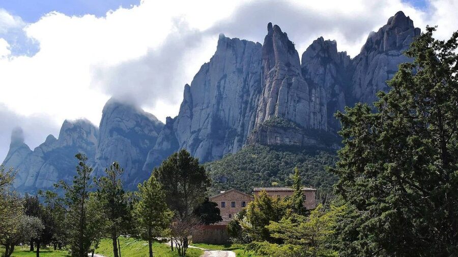 Barcelona: Sagrada Familia & Montserrat Full-Day with Pickup - Montserrat Mountain and Santa Maria de Montserrat
