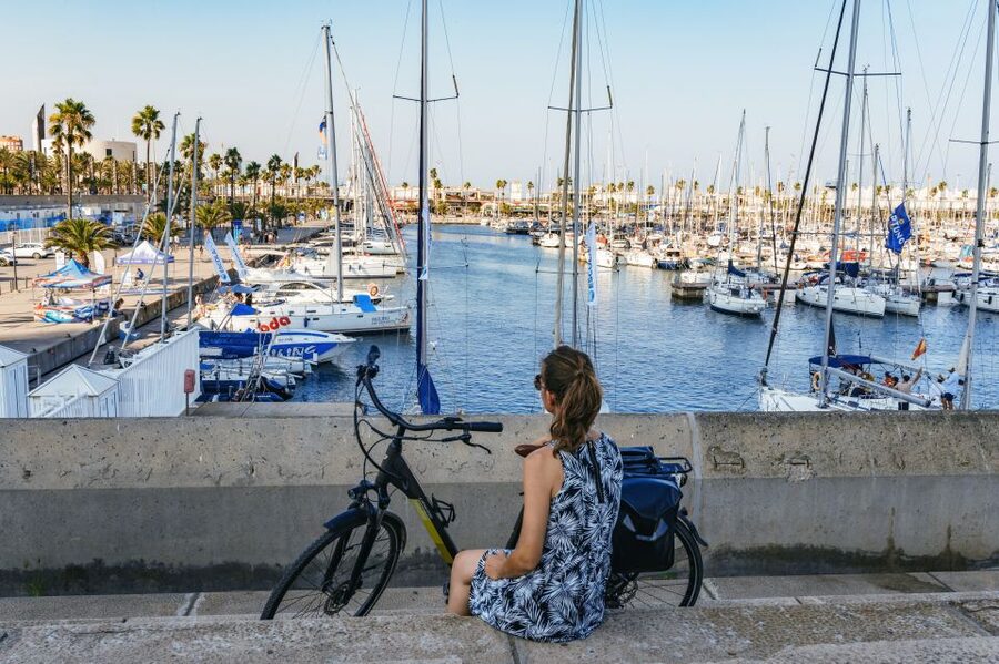 Barcelona: Sagrada Familia or Coastal City Sights by eBike - Guide quality and group experience