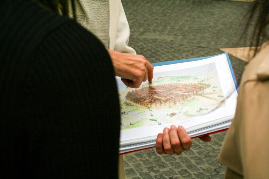 Barcelona: Sagrada Familia, Park Güell and Old Town Tour - Passeig de Gràcia and the road to Park Güell