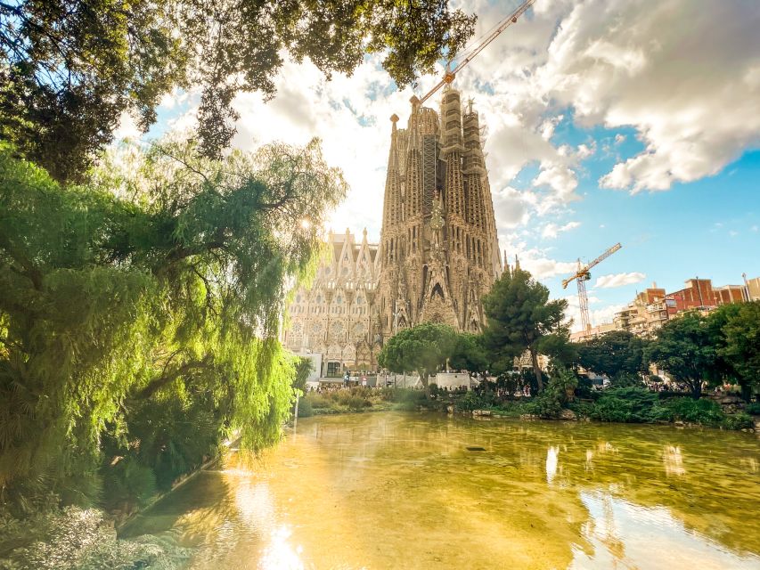 Barcelona: Sagrada Familia, Park Güell and Old Town Tour - The one-hour lunch break