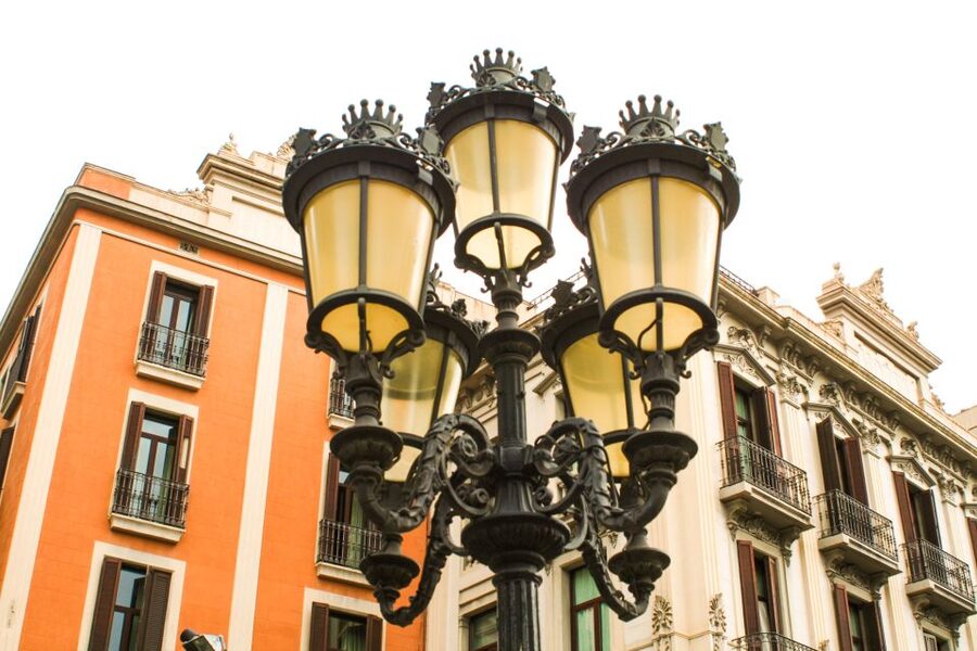 Barcelona: Sagrada Familia, Park Güell and Old Town Tour - Clothing rules and comfort