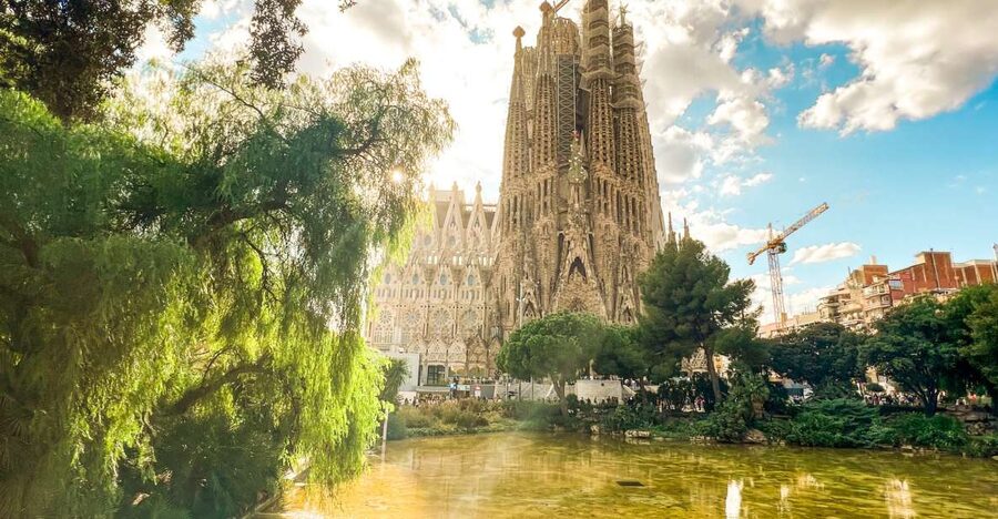 Barcelona: Sagrada Familia, Park Güell and Old Town Tour - Walking through Las Ramblas and the old churches
