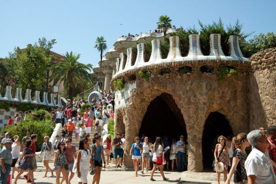 Barcelona: Sagrada Familia & Park Güell Guided Tour & Ticket - Who should choose this half-day tour?