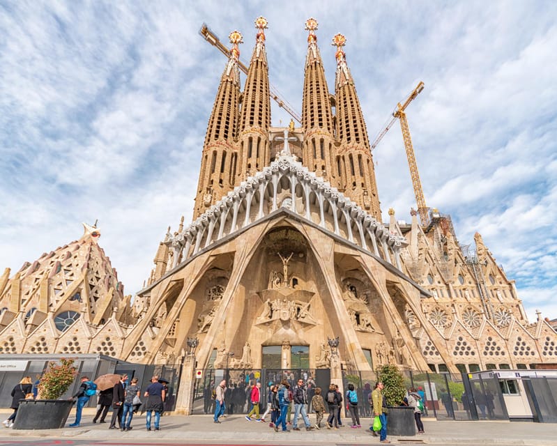 Barcelona: Sagrada Familia & Park Güell Guided Tour & Ticket - Exploring the mosaic world of Park Güell
