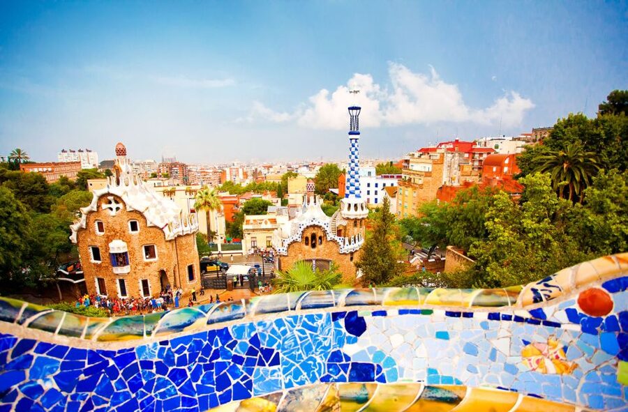 Barcelona: Sagrada Familia & Park Güell Guided Tour & Ticket - How the bilingual format affects the pace