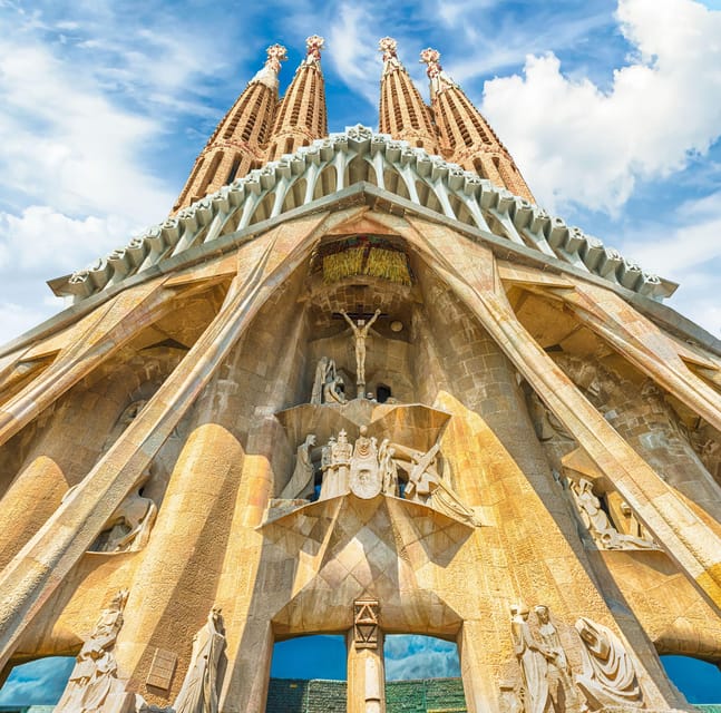 Barcelona: Sagrada Familia & Park Güell Guided Tour & Ticket - Group size, guide quality, and the private option