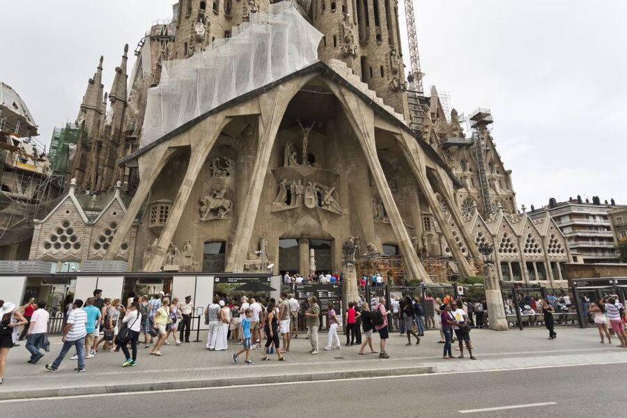 Barcelona: Sagrada Familia & Park Güell Guided Tour & Ticket - Practical clothing and mobility advice