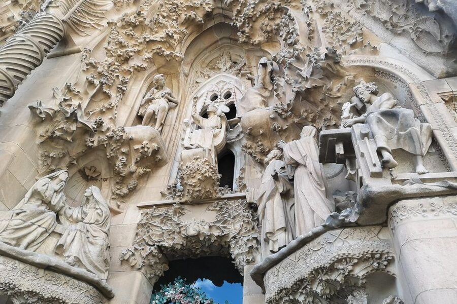 Barcelona: Sagrada Familia, Park Guell & Tapas Private Tour - The private guide is the tour’s strongest feature