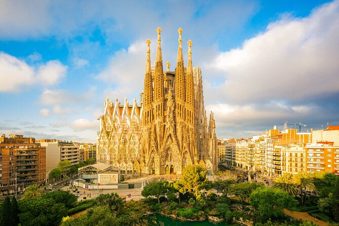 Barcelona: Sagrada Familia Priority Access Guided Tour - Why a guide helps inside the Sagrada Família