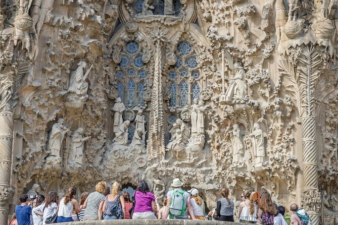 Barcelona: Sagrada Familia Semi-Private Guided Tour - Free time after the 75-minute tour