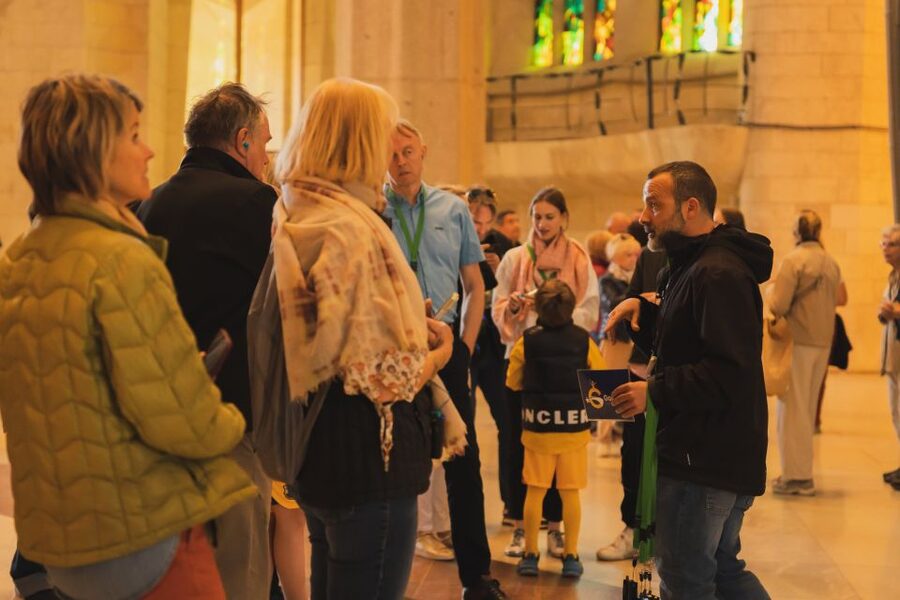 Barcelona: Sagrada Familia Skip-the-Line Guided Tour - Gaudí, Catalan Modernisme, and trencadís