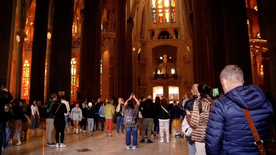 Barcelona: Sagrada Familia Skip-the-Line Guided Tour - Meeting at McDonald’s on Calle de Provença
