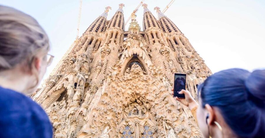 Barcelona: Sagrada Familia Tour with Optional Tower Access - Key points to know before booking