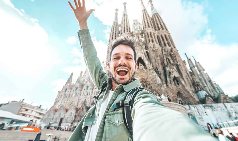 Barcelona: Sagrada Família Tour with Skip-the-Line Access - Meeting your guide near Sagrada Família
