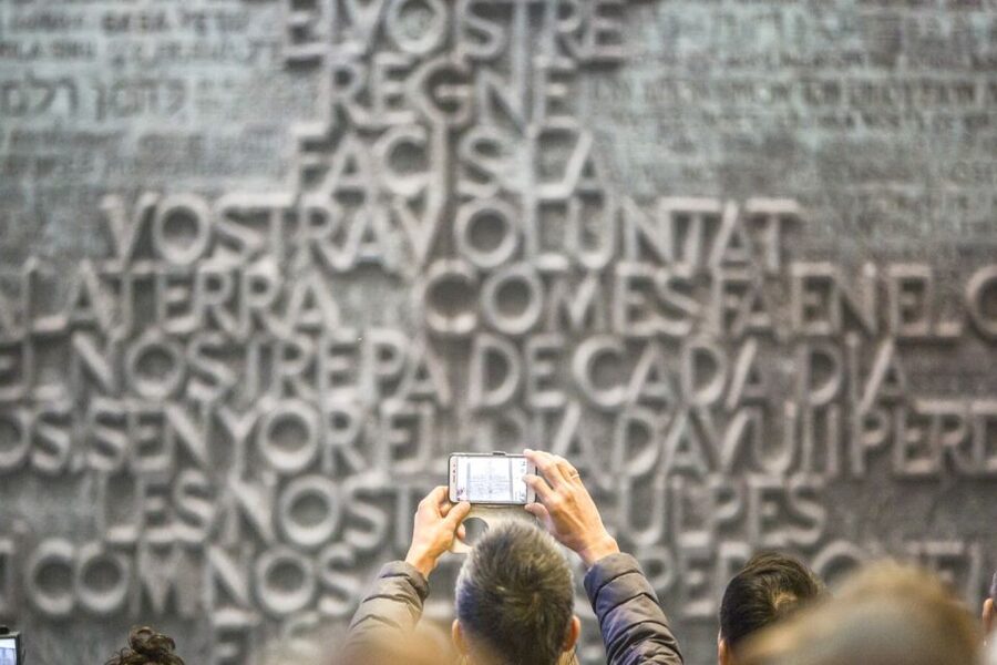Barcelona: Sagrada Familia with Towers and Park Güell Tour - The break and transfer to Sagrada Família