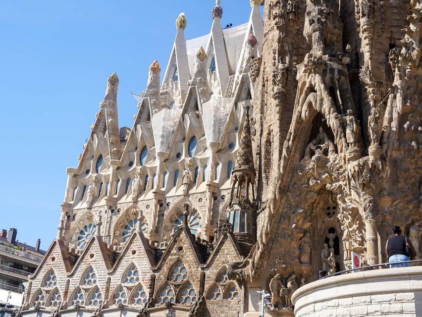 Barcelona: Sagrada Familia with Towers and Park Güell Tour - Sagrada Família: where the tour earns its keep
