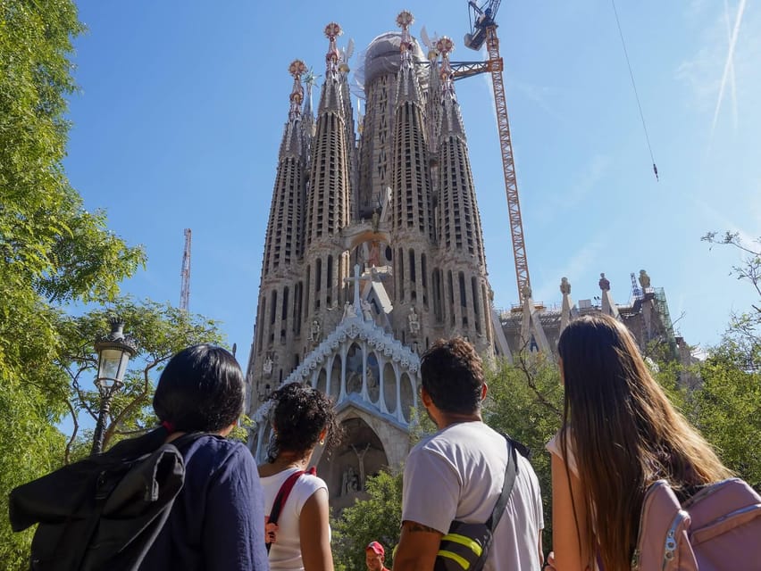 Barcelona: Sagrada Familia with Towers and Park Güell Tour - Pace, group control, and radio headsets