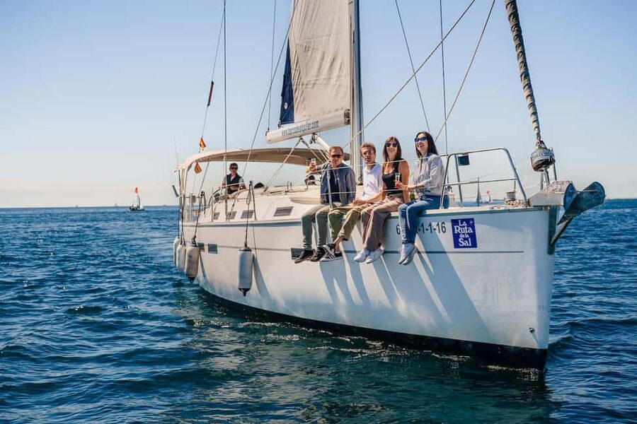 Barcelona: Sailing Cruise & Vineyard Tour with Wine Tasting - Four organic wines and a Catalan table