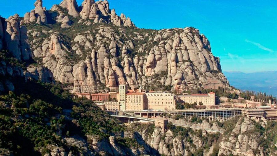 Barcelona: Sailing Experience and Montserrat Tour - One day, two very different Catalan experiences