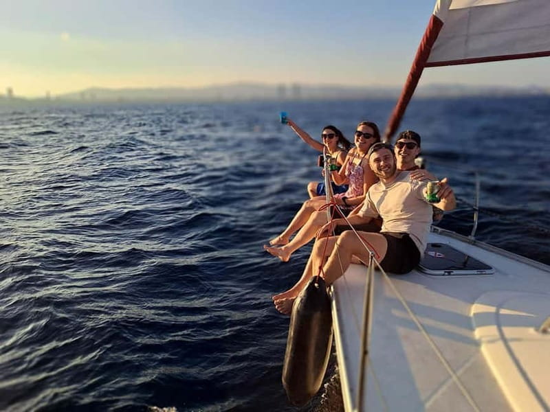 Barcelona: Sailing tours con capitán local, bebidas y snacks - The sightseeing and photo stop