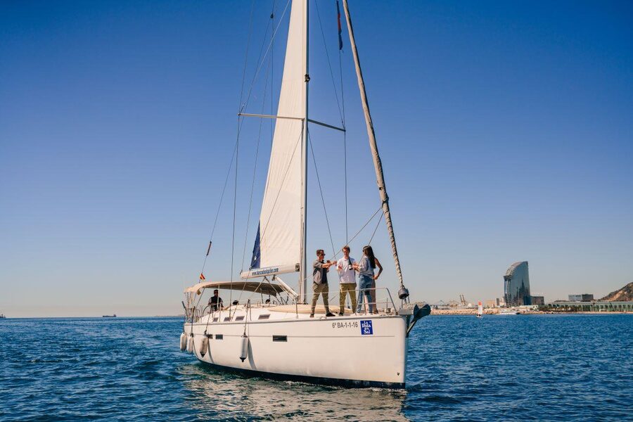 Barcelona: Sailing trip with GINTONIC workshop - The gin and tonic lesson before departure