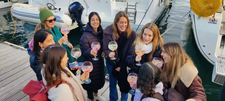 Barcelona: Sailing trip with GINTONIC workshop - Setting sail along Barcelona’s coast