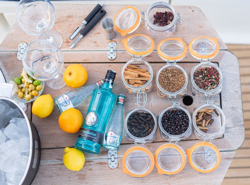 Barcelona: Sailing trip with GINTONIC workshop - Who will enjoy it most
