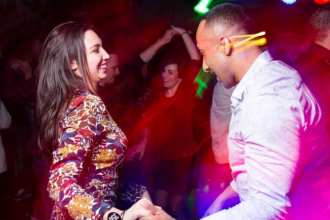 Barcelona Salsa Lovers Dance Experience - Learning salsa in Gràcia after dark
