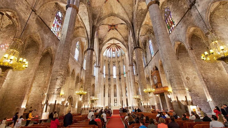 Barcelona: Santa Maria del Mar Tour & Terrace Access - Inside the basilica: columns, crypt, and Gothic scale