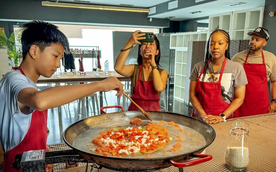 Barcelona: Seafood Paella ★Maestro★ & Tapas & Sangria - Key points at a glance