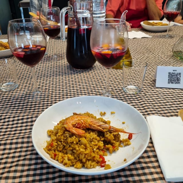 Barcelona: Seafood Paella ★Maestro★ & Tapas & Sangria - A communal table, with room for families and solo visitors