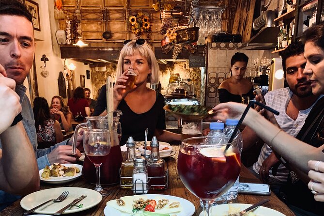 Barcelona Sightseeing by Bike with Photo Shooting and Tapas - What the guide and small group add