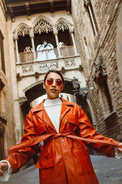 ✅ Barcelona: Sightseeing Professional Photoshoot Session - Photographing the Gothic Quarter’s old lanes