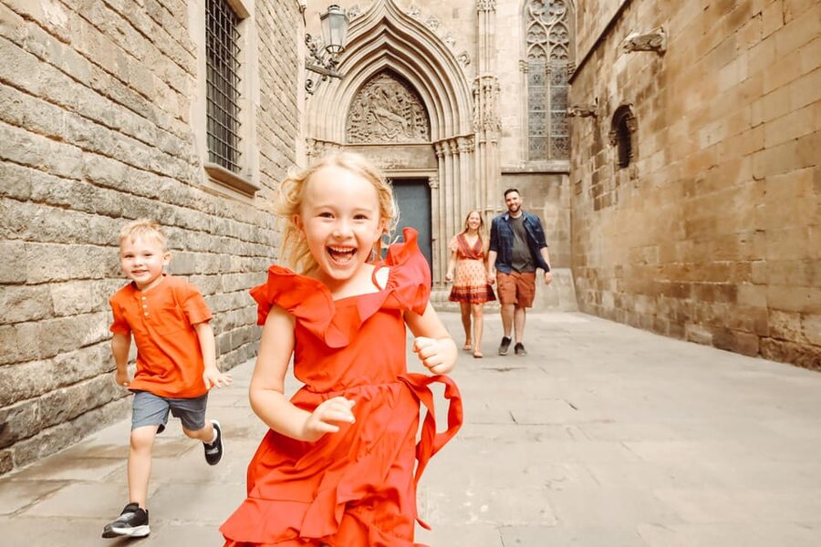 ✅ Barcelona: Sightseeing Professional Photoshoot Session - Meeting at Barcelona Cathedral