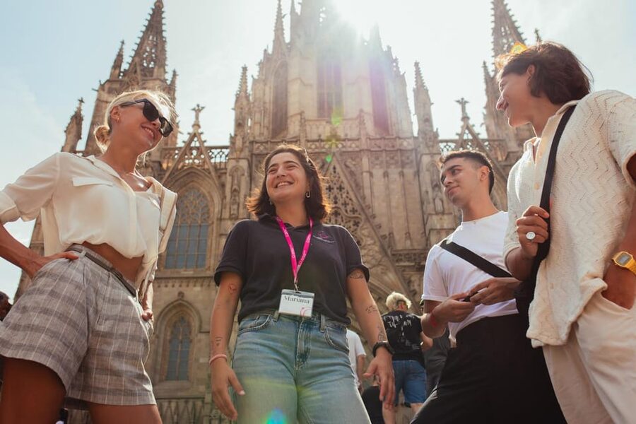 Barcelona: Small Group Gothic, Tapas & Churros Tour! - The Kiss mural and the medieval quarter