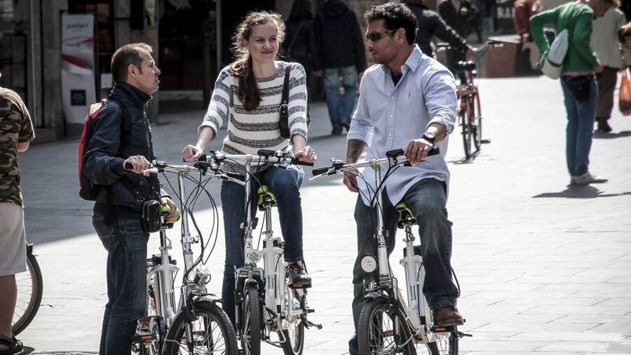 Barcelona: Small Group or Private Bike Tour - Why a bike is a smart way to see Barcelona