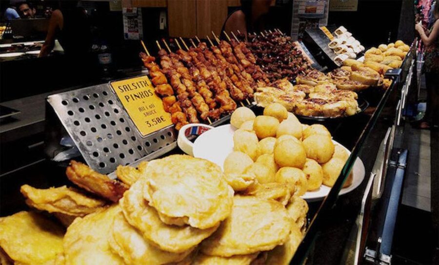 Barcelona: Street Food & Sightseeing Tour with Local Market - Walking from the market into the Gothic Quarter